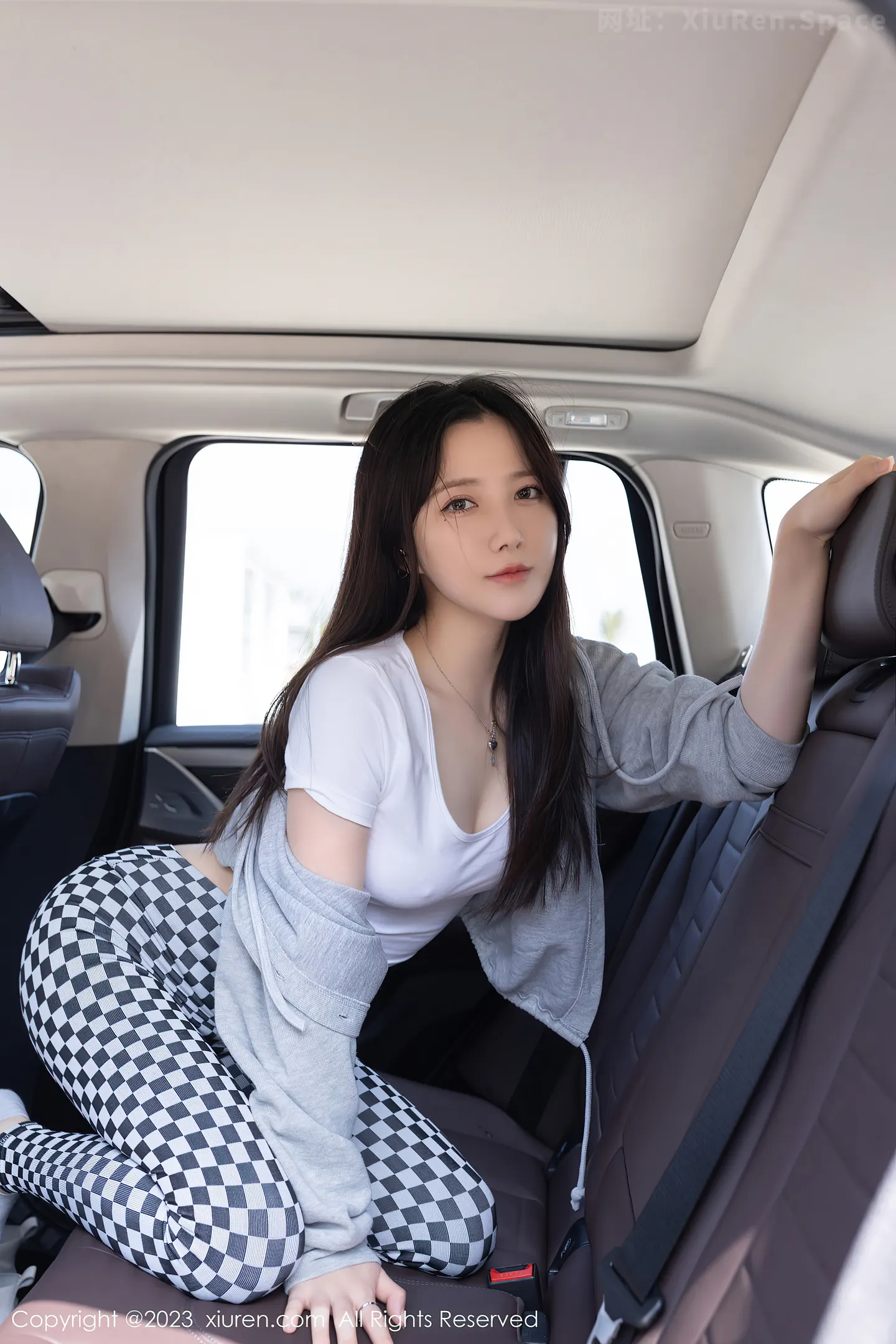 图片[6]-[XiuRen秀人网]2023.04.07 VOL.6541 鱼子酱Fish 白色紧身短袖加黑白方格运动裤性感私房写真集-秀人网官方网站